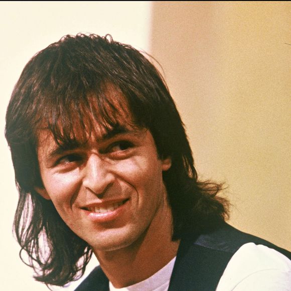 Jean-Jacques Goldman sur le plateau de l'émission "C'est encore mieux l'après-midi - 1985. AGENCE / BESTIMAGE