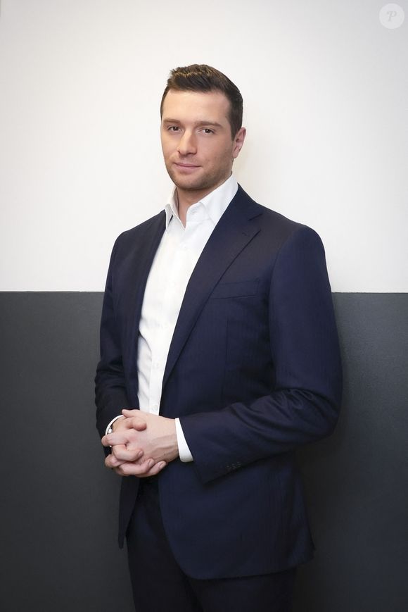 Jordan Bardella, pose lors de sa venue sur le plateau de l’émission « TPMP » présentée par C.Hanouna, à Paris, France, le 20 mars 2025 / © Jack Tribeca / Bestimage