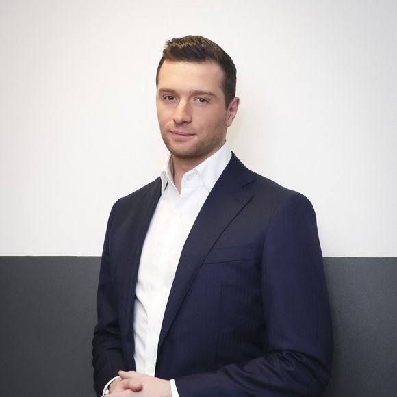 Jordan Bardella, pose lors de sa venue sur le plateau de l’émission « TPMP » présentée par C.Hanouna, à Paris, France, le 20 mars 2025 / © Jack Tribeca / Bestimage