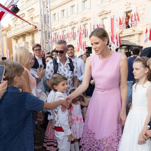 Le Prince Albert II et la Princesse Charlène de Monaco, S.A.S. le Prince Jacques et S.A.S. la Princesse Gabriella traversent la foule pour saluer les Monégasques venus fêter leur Prince sur la place du Palais, à Monaco, le 19 juillet 2025, dans le cadre des célébrations du 20e anniversaire du règne du Prince Albert II de Monaco. © Olivier Huitel/Pool Monaco/Bestimage