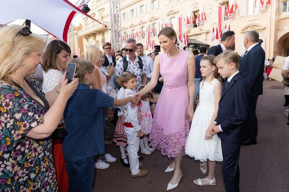 Le Prince Albert II et la Princesse Charlène de Monaco, S.A.S. le Prince Jacques et S.A.S. la Princesse Gabriella traversent la foule pour saluer les Monégasques venus fêter leur Prince sur la place du Palais, à Monaco, le 19 juillet 2025, dans le cadre des célébrations du 20e anniversaire du règne du Prince Albert II de Monaco. © Olivier Huitel/Pool Monaco/Bestimage