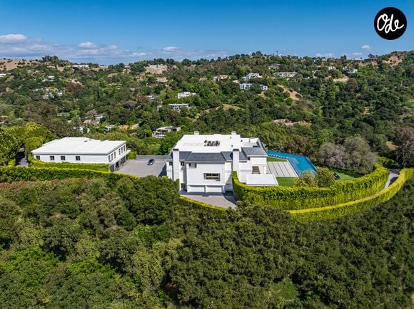 L’ancienne propriété de Ben Affleck et Jennifer Lopez à Beverly Hills s’étend sur près de deux hectares. La résidence compte 12 chambres, 24 salles de bains, une piscine à débordement, un vaste complexe sportif et un garage pouvant accueillir 12 voitures. Crédit photo : Simon Berlyn.