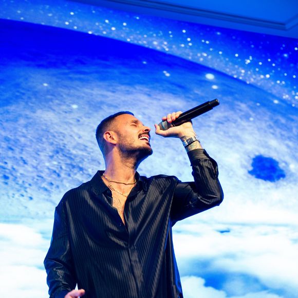 Une ouverture de la paroi abdominale, généralement bénigne, mais qui peut nécessiter une chirurgie en ambulatoire. 

Exclusif - Matt Pokora (M. Pokora) - 12ème édition de la soirée Global Gift Gala à l'hôtel Four Seasons George V à Paris le 5 octobre 2024. @AGENCE / BESTIMAGE