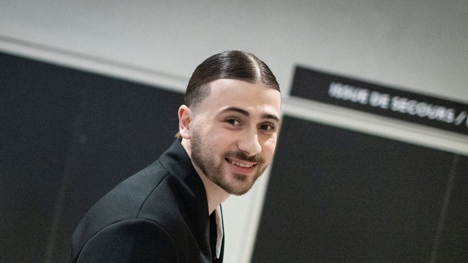 Bye la longueur ! Pierre Garnier s’affiche avec un dégradé aux côtés d’Helena
