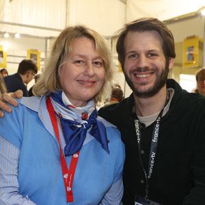 Sa mère, Luana Belmondo, cheffe et auteure culinaire, lui a transmis sa passion pour la cuisine italienne.
Luana Belmondo et son fils Alessandro Belmondo au 20ème Festival du Livre gourmand au Théâtre de Périgueux, le 15 novembre 2025. ©Jean-Marc LHOMER/Bestimage.
