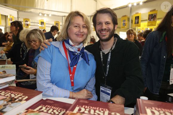 Sa mère, Luana Belmondo, cheffe et auteure culinaire, lui a transmis sa passion pour la cuisine italienne.

Luana Belmondo et son fils Alessandro Belmondo au 20ème Festival du Livre gourmand au Théâtre de Périgueux, le 15 novembre 2025. ©Jean-Marc LHOMER/Bestimage.