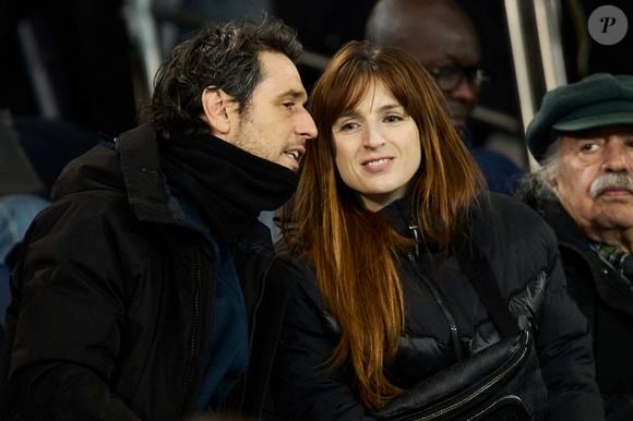 L’acteur Jérémie Elkaïm et l'humoriste Alison Wheeler étaient de la partie

Alison Wheeler et Jérémie Elkaïm - Célébrités dans les tribunes lors du match de Ligue 1 McDonald's opposant le Paris Saint-Germain (PSG) à l'Olympique de Marseille (OM) - (3-1) au Parc des Princes à Paris le 16 mars 2025. © Cyril Moreau/Bestimage