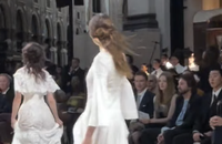 Image du défilé du Vogue Show à Milan le 22 septembre 2026. On remarque la robe qui est la même que celle que Beatrice Borromeo portait à son mariage