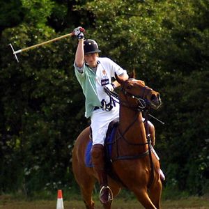Le prince Harry joue au polo pour le collège d'Eton contre Uppingham au Rutland Polo Field, Langham, Leicestershire, Royaume-Uni, dimanche 26 mai 2002. L'école du Prince Harry a gagné, remportant la bien nommée Coupe du Prince de Galles. Photo : BWP Media : BWP Media.