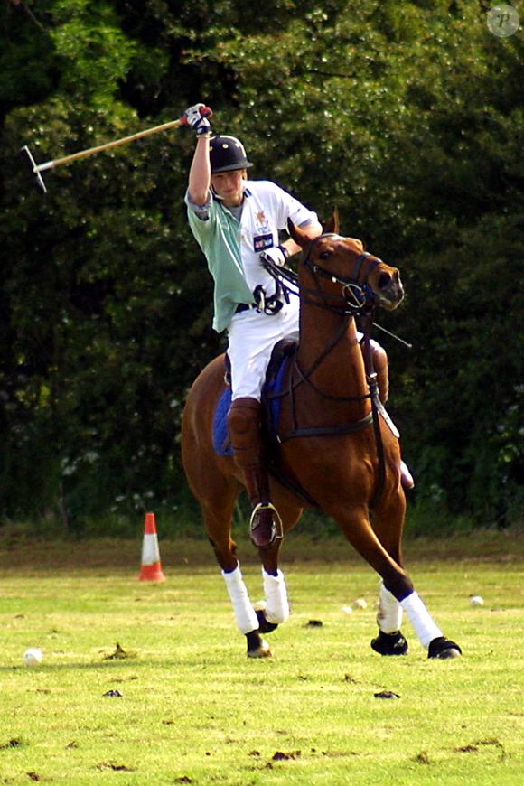 Le prince Harry joue au polo pour le collège d'Eton contre Uppingham au Rutland Polo Field, Langham, Leicestershire, Royaume-Uni, dimanche 26 mai 2002. L'école du Prince Harry a gagné, remportant la bien nommée Coupe du Prince de Galles. Photo : BWP Media : BWP Media.