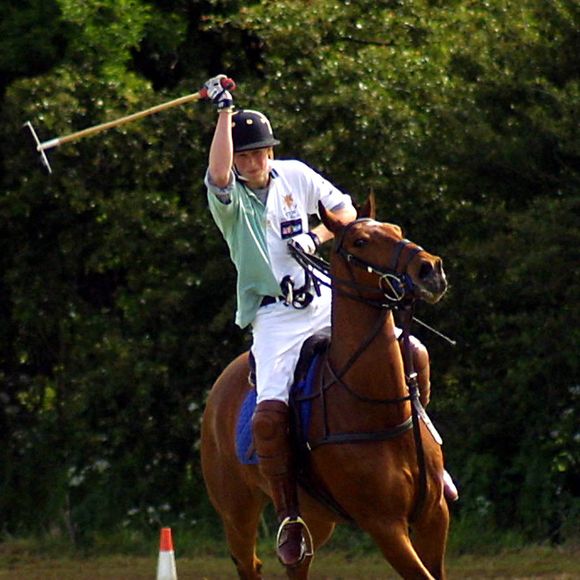 Le prince Harry joue au polo pour le collège d'Eton contre Uppingham au Rutland Polo Field, Langham, Leicestershire, Royaume-Uni, dimanche 26 mai 2002. L'école du Prince Harry a gagné, remportant la bien nommée Coupe du Prince de Galles. Photo : BWP Media : BWP Media.