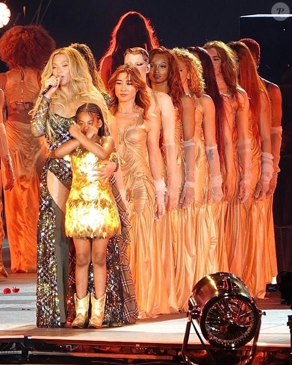 Beyonce Knowles en concert à Los Angeles dans le cadre de sa tournée "Cowboy Carter". Beyonce a fait monter sur scène ses filles Blue Ivy et Rumi Carter. Backgrid USA / Bestimage