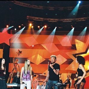 Johnny Hallyday en compagnie de Nolwenn Leroy, Emma Daumas et Aurélie à la "Star Academy" en 2002.