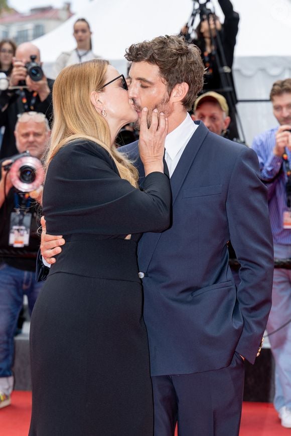 Virginie Efira et son compagnon Niels Schneider - Montée des marches du film " L'inconnue" lors du 79ème Festival International du Film de Cannes, le 18 mai 2026. © Jacovides-Moreau / Bestimage
