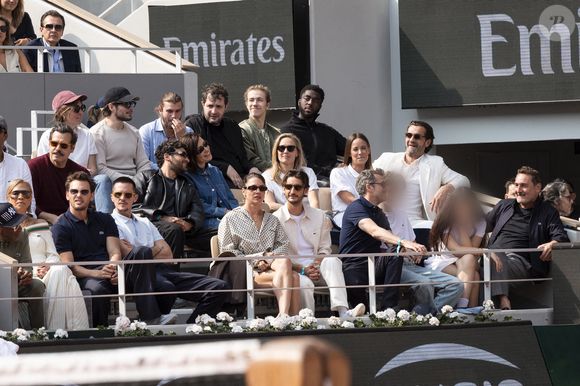 François Civil, sa soeur Marie, sa compagne Adèle Exarchopoulos, Karim Leklou, Sacha Abitbol, Cooper Koch, son compagnon Stuart Zebrowski, Pierre Niney, sa compagne Natasha Andrews, Guillaume Canet et son fils Marcel en tribunes lors de la finale messieurs des Internationaux de France de Tennis de Roland Garros 2025 (jour 15), à Paris, France, le 8 juin 2025. © Cyril Moreau/Bestimage