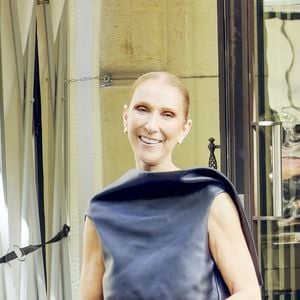 Céline Dion est en situation délicate
Céline Dion quitte le Royal Monceau entourée d’une foule de fans et s’offre un joli moment avec eux en dansant sur l’un de ses titres les plus emblématiques, "Pour que tu m’aimes encore", à Paris, France © Léa Vieillot/Bestimage