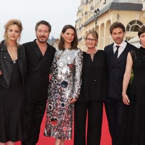 Pendant quatre jours, le Festival du film romantique a célébré l’amour sous toutes ses formes, à travers une programmation aussi intense que poétique...

Barbara Schulz, Charlotte Colbert, Guillaume Gallienne, Joséphine Japy, Anna Novion, Clément Ducol, Sara Giraudeau et Mathieu Demy - Cérémonie de clôture de la 39ème édition du festival du film romantique de Cabourg le 14 juin 2025. © Guirec Coadic / Bestimage
