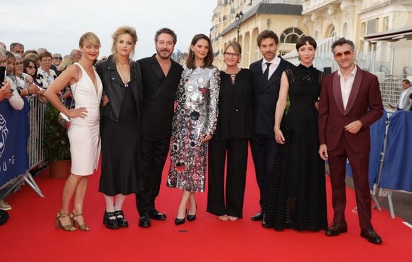 Pendant quatre jours, le Festival du film romantique a célébré l’amour sous toutes ses formes, à travers une programmation aussi intense que poétique...

Barbara Schulz, Charlotte Colbert, Guillaume Gallienne, Joséphine Japy, Anna Novion, Clément Ducol, Sara Giraudeau et Mathieu Demy - Cérémonie de clôture de la 39ème édition du festival du film romantique de Cabourg le 14 juin 2025. © Guirec Coadic / Bestimage