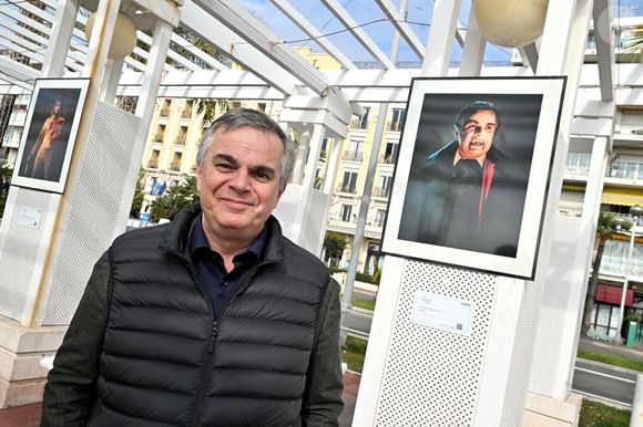 Exclusif - Alexandre Jardin et son portrait en Dracula durant l'inauguration de l'exposition photographique « Portraits croisés » de Sacha Goldberger sous les pergolas de la Promenade des Anglais à Nice, le 22 février 2023.
© Bruno Bebert / Bestimage