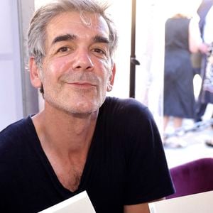 Le présentateur s'est laissé aller à de petites confidences. Il a notamment assuré que, contrairement à ce qu'on pouvait penser, son rythme de travail ne l'empêche pas du tout de passer ses soirées avec ses filles.

Xavier de Moulins - 2ème édition du salon du livre de Saint-Germain-des-Près à Paris le 29 juin 2025. © Cédric Perrin/Bestimage