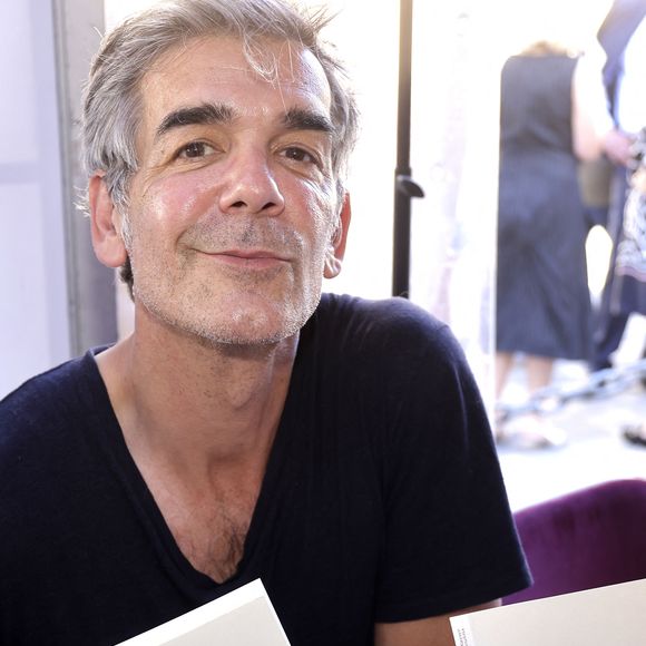 Le présentateur s'est laissé aller à de petites confidences. Il a notamment assuré que, contrairement à ce qu'on pouvait penser, son rythme de travail ne l'empêche pas du tout de passer ses soirées avec ses filles.

Xavier de Moulins - 2ème édition du salon du livre de Saint-Germain-des-Près à Paris le 29 juin 2025. © Cédric Perrin/Bestimage