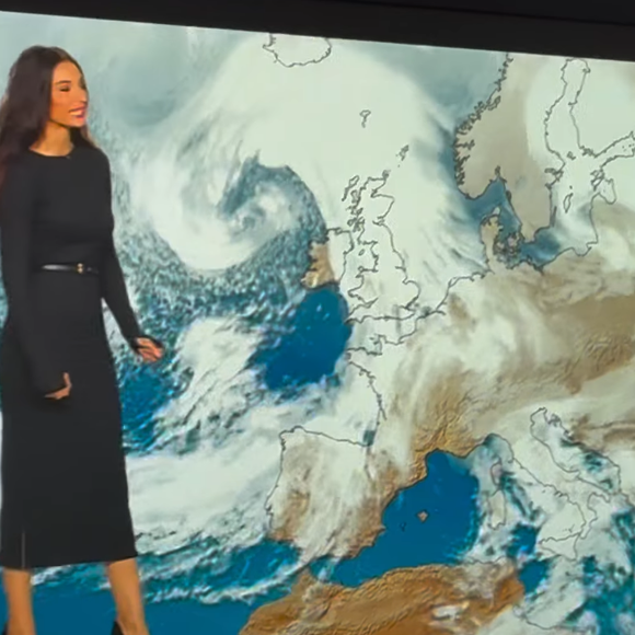 C'est une robe signée Comptoir des cotonniers et vendue à 95 euros qui a fait craquer la jeune maman à la silhouette parfaite.

Tatiana Silva en robe noire pour présenter la météo sur TF1.