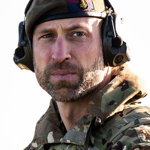 Le prince William, prince de Galles, colonel des Welsh Guards, rend visite au 1er bataillon des Welsh Guards dans la plaine de Salisbury, Royaume Uni, le 26 novembre 2024. © Aaron Chown/WPA-Pool/Bestimage