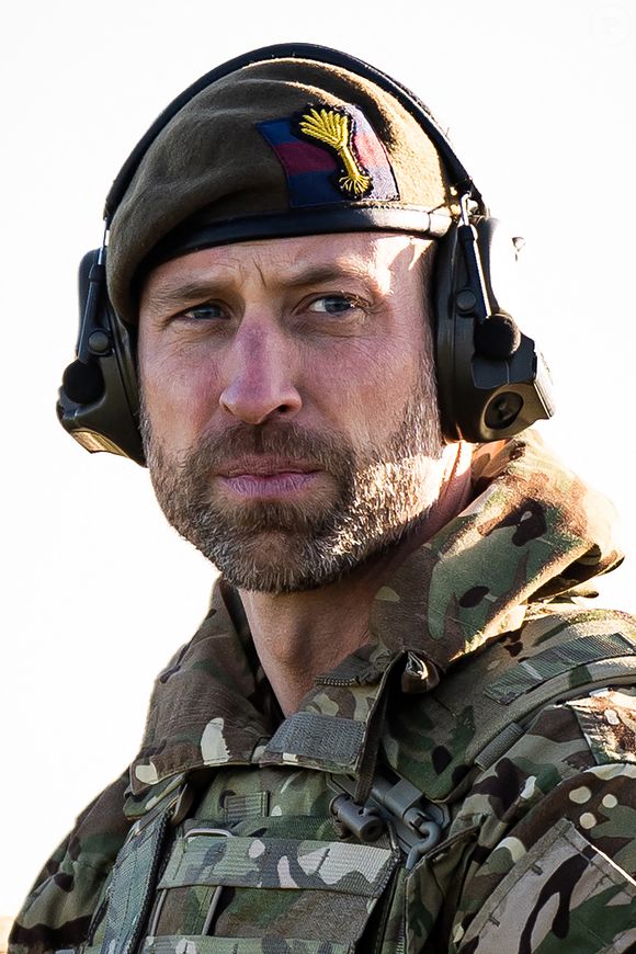 Le prince William, prince de Galles, colonel des Welsh Guards, rend visite au 1er bataillon des Welsh Guards dans la plaine de Salisbury, Royaume Uni, le 26 novembre 2024. © Aaron Chown/WPA-Pool/Bestimage