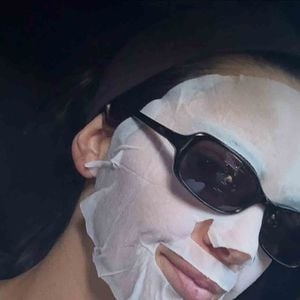 Pour préserver votre barrière cutanée comme une pro, privilégiez des lingettes douces en coton pur et séchez votre visage délicatement, sans jamais agresser votre épiderme.

Capture d'écran de Kendall Jenner.