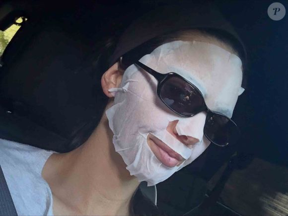 Pour préserver votre barrière cutanée comme une pro, privilégiez des lingettes douces en coton pur et séchez votre visage délicatement, sans jamais agresser votre épiderme.

Capture d'écran de Kendall Jenner.