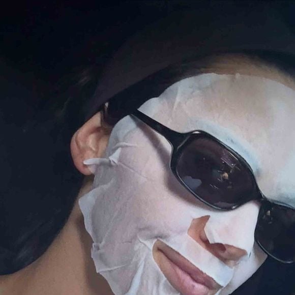 Pour préserver votre barrière cutanée comme une pro, privilégiez des lingettes douces en coton pur et séchez votre visage délicatement, sans jamais agresser votre épiderme.

Capture d'écran de Kendall Jenner.