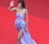 Une parenthèse estivale placée sous le signe du soleil, de la piscine et du charme provençal.

Iris Mittenaere - Montée des marches du film « Fatherland » lors du 79ème Festival International du Film de Cannes, le 14 mai 2026. © Camilla Canalini / Bestimage