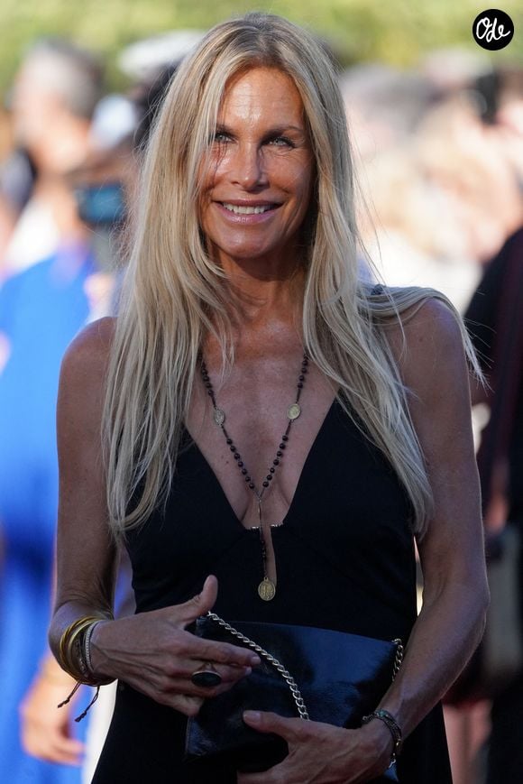 Avec cette transformation élégante, la star de "Tandem" affiche une image plus moderne tout en restant fidèle à son style.

Astrid Veillon - Festival Les Hérault du Cinéma et de la Télévision 2026 au Cap d'Agde le 18 juin 2026. © Anne-Sophie Guebey/Bestimage