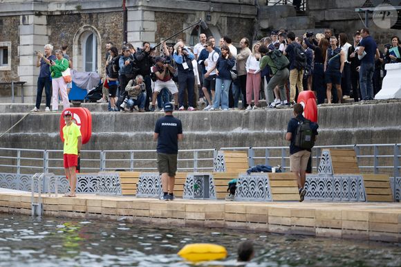 La Maire de Paris, Anne Hidalgo, visite les sites de baignades sur la Seine. Photo par Raphael Lafargue/ABACAPRESS.COM