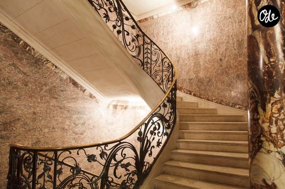 Construit en 1901, le bâtiment a connu plusieurs vies avant sa renaissance en 2018.

Installé dans un somptueux hôtel particulier Art nouveau du IXe arrondissement, BB Blanche marie gastronomie et décor théâtral au cœur d'une adresse historique réinventée avec élégance.