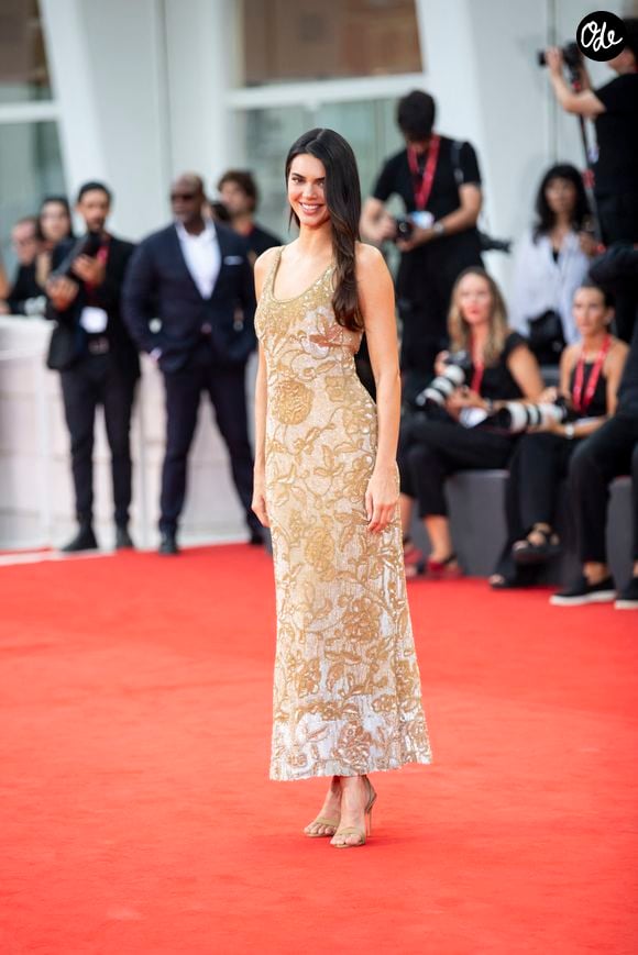 Un choix qui confirme la passion du mannequin pour les pièces rares issues des archives des grandes maisons.

Kendall Jenner sur le tapis rouge du film ''Wild Horse Nine,'' au 83eme Festival de Venise. ©SGPItalia