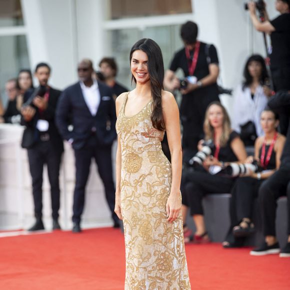 Un choix qui confirme la passion du mannequin pour les pièces rares issues des archives des grandes maisons.

Kendall Jenner sur le tapis rouge du film ''Wild Horse Nine,'' au 83eme Festival de Venise. ©SGPItalia