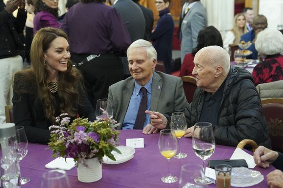 La princesse de Galles rencontre Steven Frank (au centre) et Maurice Peltz, lors d'une cérémonie au Guildhall de Londres, pour commémorer la Journée de la mémoire de l'Holocauste et le 80e anniversaire de la libération d'Auschwitz-Birkenau. Lundi 27 janvier 2025. Londres, Royaume-Uni. Photo by Arthur Edwards/The Sun/PA Wire/ABACAPRESS.COM