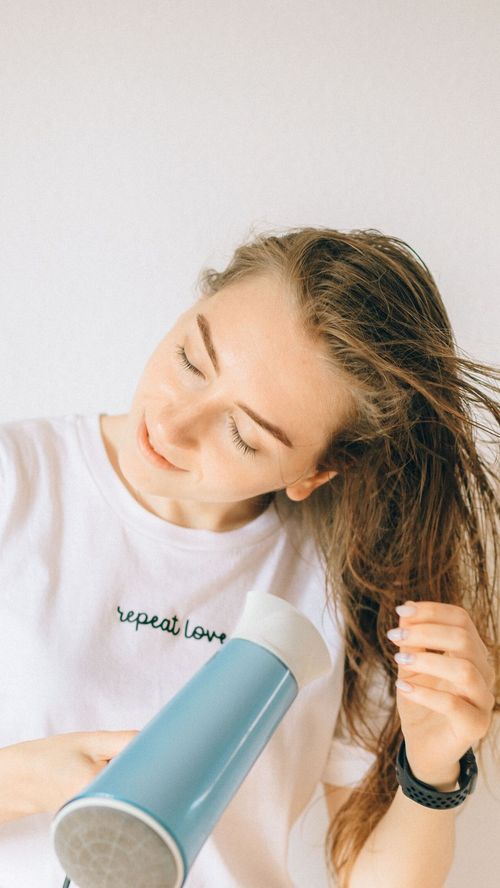 Dire adieu aux frisottis, c'est possible : ces 4 conseils d'un coiffeur