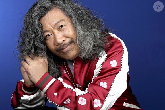 L'humoriste a chuté d'un immeuble de 8 étages ce 10 juillet 2025

Bun Hay Mean ( Le Chinois Marrant ) posant lors d'une séance de portrait à Paris, France, le 18 avril 2025. Photo par VIM/ABACAPRESS.COM