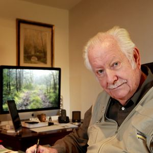 Le jeune homme aurait consommé de la drogue avant de poignarder sa mère.

Archive - Décès de Pierre Bellemare à l'âge de 88 ans - Pierre Bellemare pose dans sa maison de campagne près de Bergerac, Dordogne, France, le 22 octobre 2011. © Patrick Bernard/Bestimage