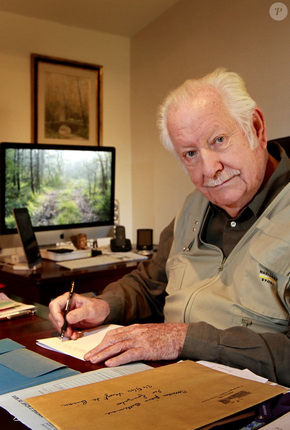 Le jeune homme aurait consommé de la drogue avant de poignarder sa mère.

Archive - Décès de Pierre Bellemare à l'âge de 88 ans - Pierre Bellemare pose dans sa maison de campagne près de Bergerac, Dordogne, France, le 22 octobre 2011. © Patrick Bernard/Bestimage