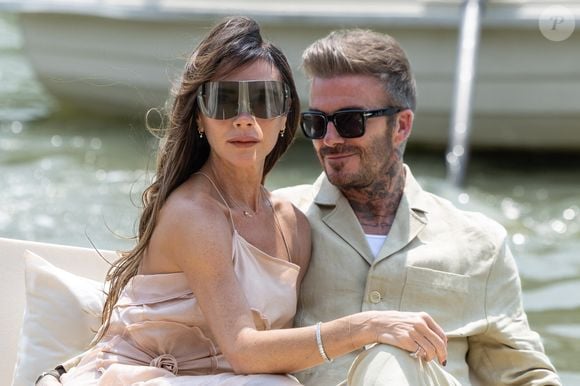 Victoria Beckham et son mari David Beckham au front row dans une barque pour le défilé Jacquemus collection "Le chouchou" automne-hiver 2023/2024, même si la marque est désormais déconnectée du traditionnel calendrier de la mode et livre des collections qui ne sont plus liées aux saisons, au château de Versailles, France, le 26 juin 2023. © Olivier Borde/Bestimage