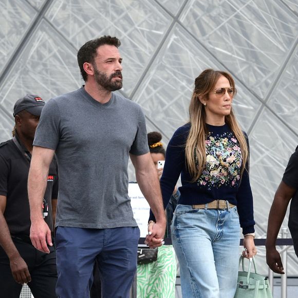 Jennifer Lopez n'a pas manqué de mentionner Amazon Prime, mais aussi Anthony Robes qui s'est distingué en tant que producteur... avec Ben Affleck.

Ben Affleck et son ex-femme Jennifer Affleck (Lopez) quittent le musée du Louvre en famille pendant leur lune de miel à Paris, le 26 juillet 2022 (Agence / Bestimage)