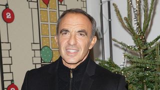 L'autre vie de Nikos Aliagas : en dehors de la télé, l'animateur de 56 ans s'épanouit dans un domaine où il rencontre un grand succès