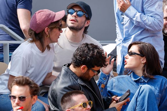 François Civil, sa soeur Marie, sa compagne Adèle Exarchopoulos et Sacha Abitbol en tribunes lors de la finale messieurs des Internationaux de France de Tennis de Roland Garros 2025 (jour 15), à Paris, France, le 8 juin 2025. © Cyril Moreau/Bestimage