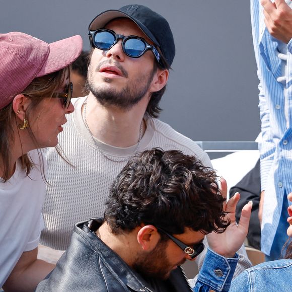 François Civil, sa soeur Marie, sa compagne Adèle Exarchopoulos et Sacha Abitbol en tribunes lors de la finale messieurs des Internationaux de France de Tennis de Roland Garros 2025 (jour 15), à Paris, France, le 8 juin 2025. © Cyril Moreau/Bestimage