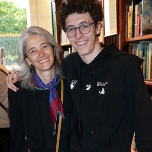 à savoir son fils Tado, 18 ans, né de son mariage avec Amandine

Amandine Gallienne et son fils Tado - Guillaume Gallienne dédicace son livre "Le buveur de brume" à la Galerie Galignani à Paris, France, le 13 Mai 2025. © Bertrand Rindoff / Bestimage