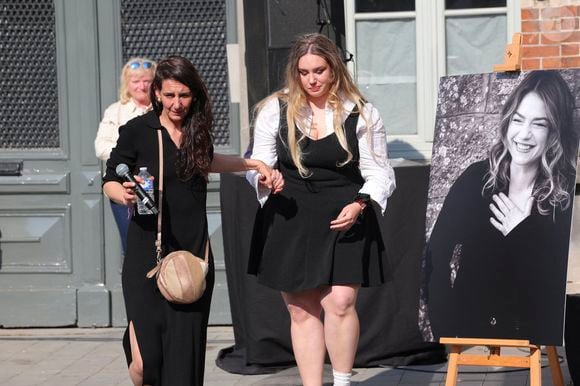 Adeline Quenon, la soeur aînée d'E.Dequenne, et Milla Savarese, la fille unique d'E.Dequenne - 300 personnes réunies pour rendre hommage à Emilie Dequenne dans sa ville de Chièvres (Belgique), le 9 avril 2025, quelques semaines après son décès prématuré, survenu le 16 mars 2025. © Photonews / Bestimage