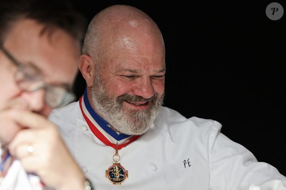Le chef Philippe Etchebest est le président d'honneur d'Exp'Hotel 2021 à Bordeaux. Sur la photo, le célèbre chef Philippe Etchebest lors du concours culinaire dont il est le jury, le 29 novembre 2021, à Bordeaux, France. Photo par Thibaud Moritz/ABACAPRESS.COM